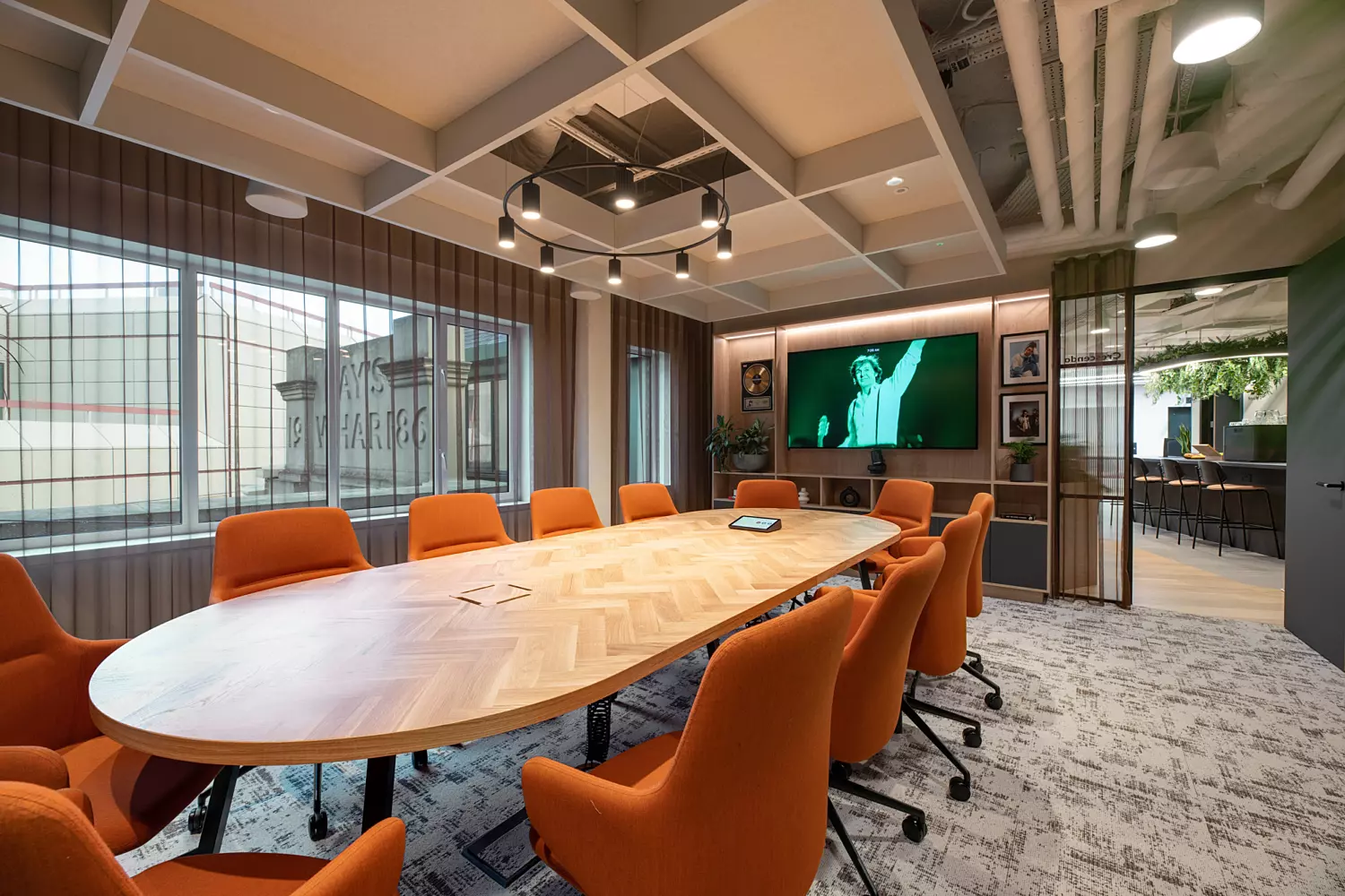 Kobalt boardroom with rustic tones