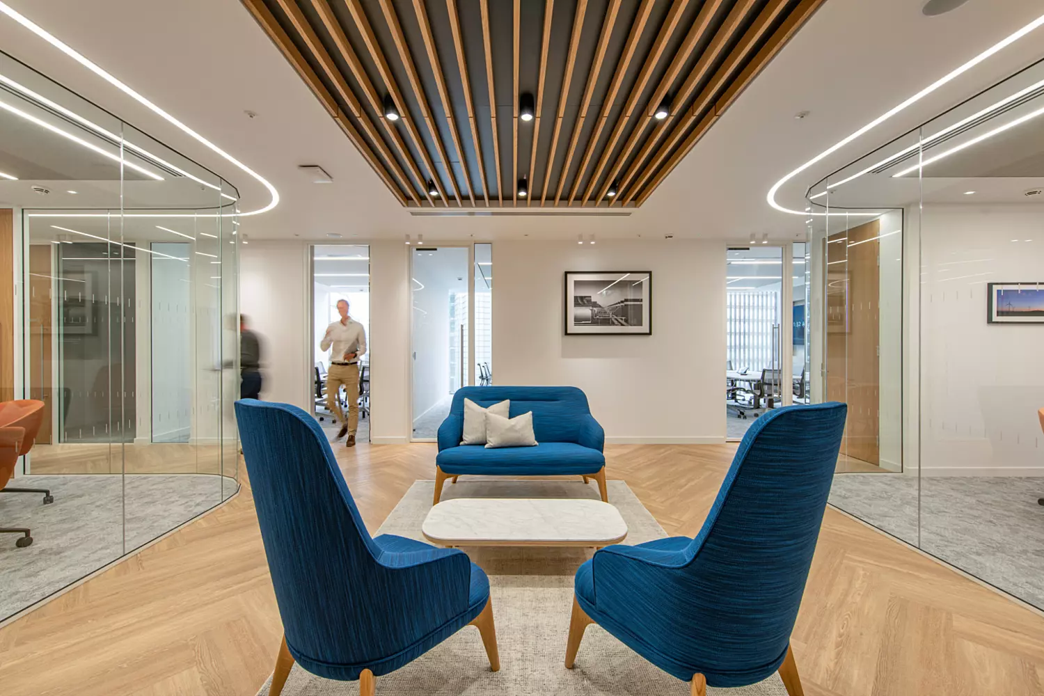 Cubico private but transparent meeting space