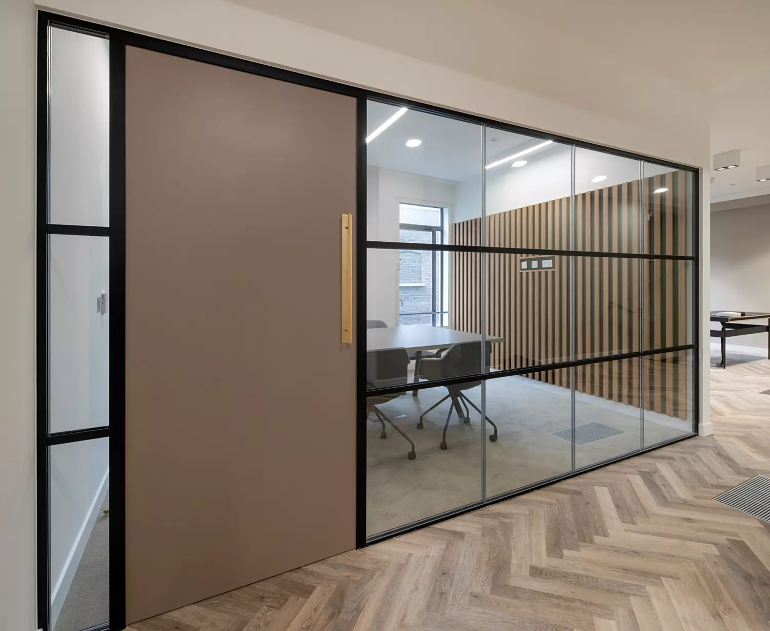 Office meeting room that uses natural materials